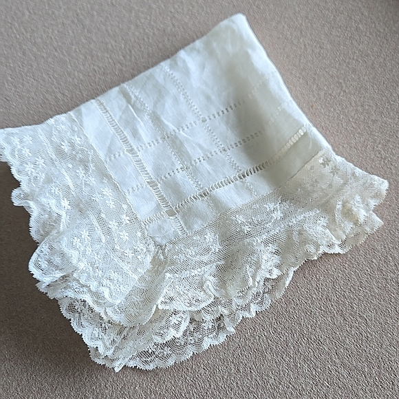 Handmade Antique Lace and Drawn-Thread Handkerchief - Picture 9 of 9